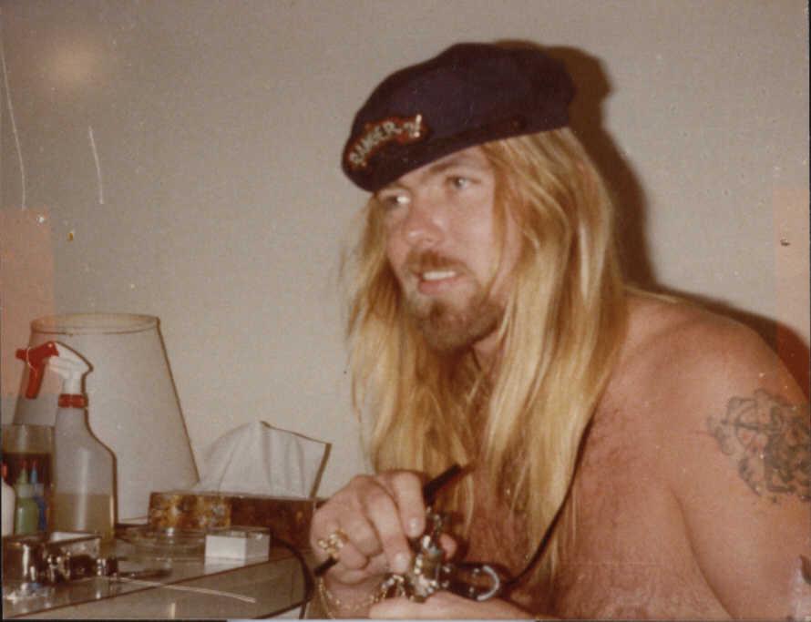 Gregg prepares to tattoo Neil Grant's leg, June 25, 1979 in Minneapolis