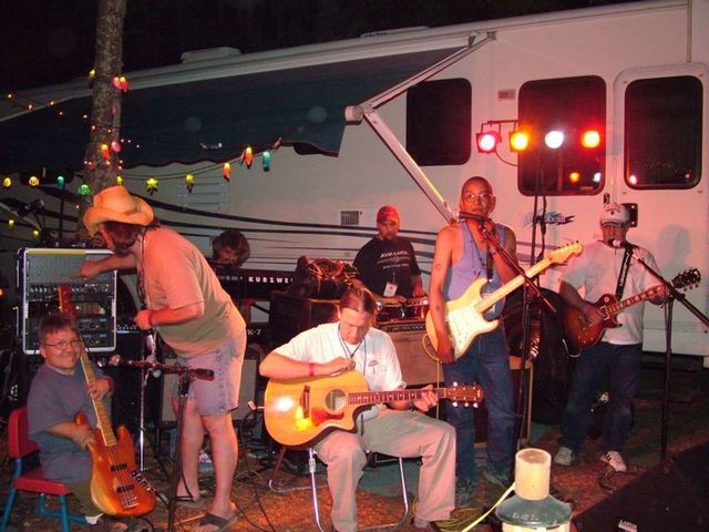 Wanee07~Thursday night on River Rd at the Peach Family Compound~What a family we've got here!~
