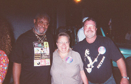 Nic, Pam & Jaimoe hanging out after the 8/08/01 Chicago Theatre show.
