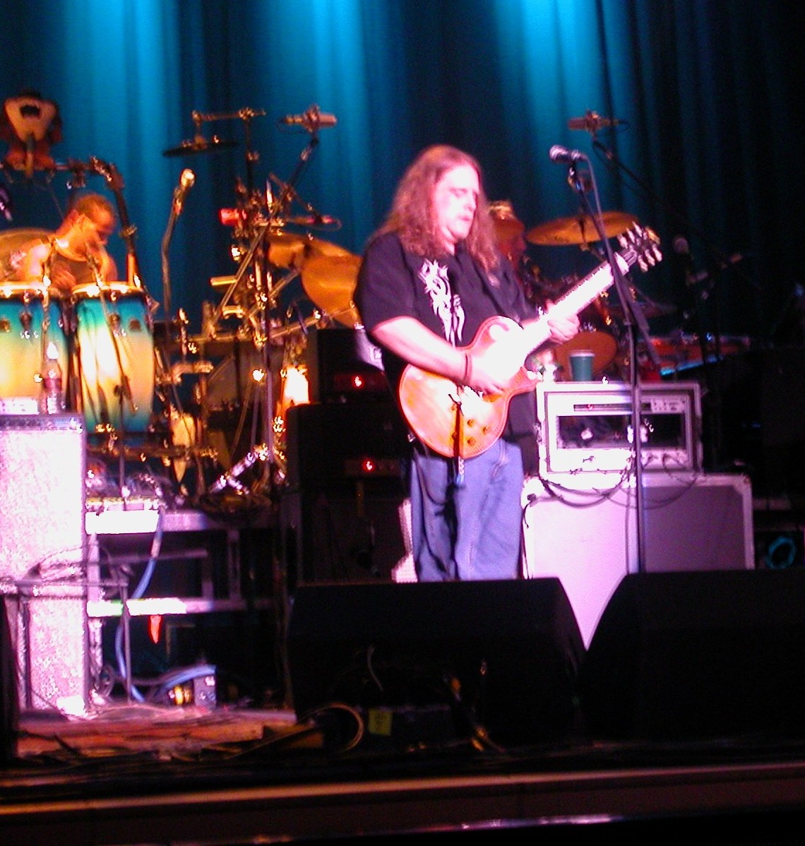 Warren playing at the Tucson, AZ show 9/17/03